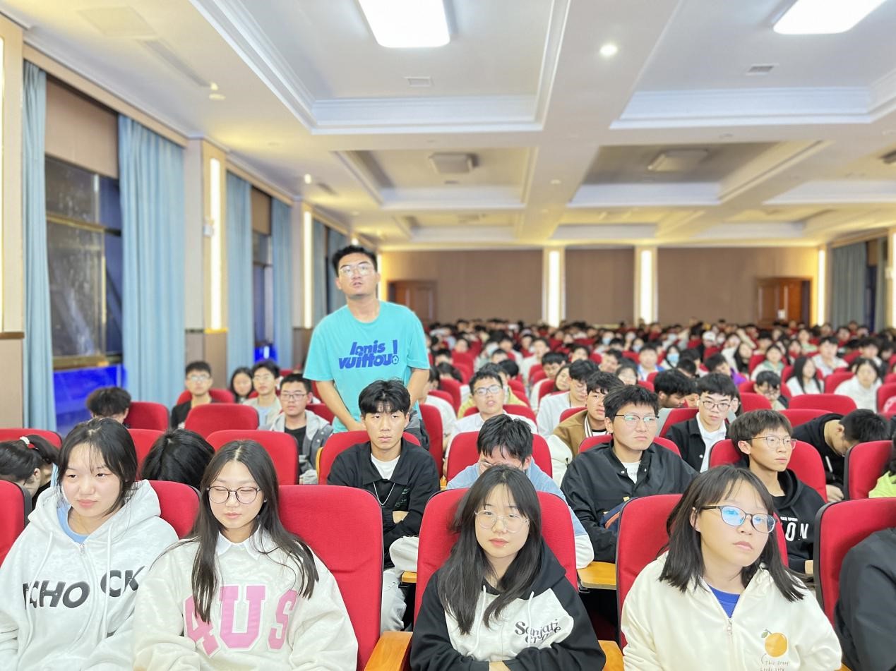 Các chuyên gia và học giả đến trường đại học