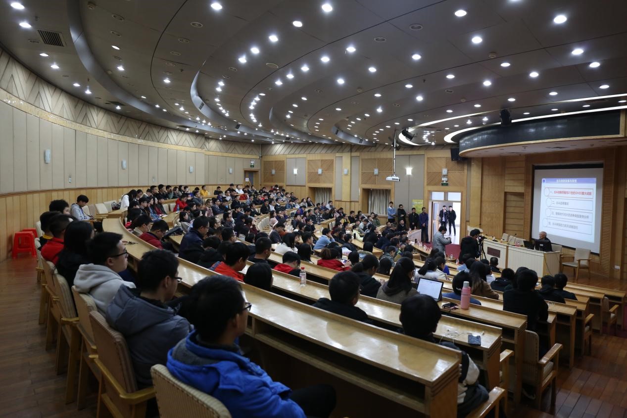 Các chuyên gia và học giả đến trường đại học