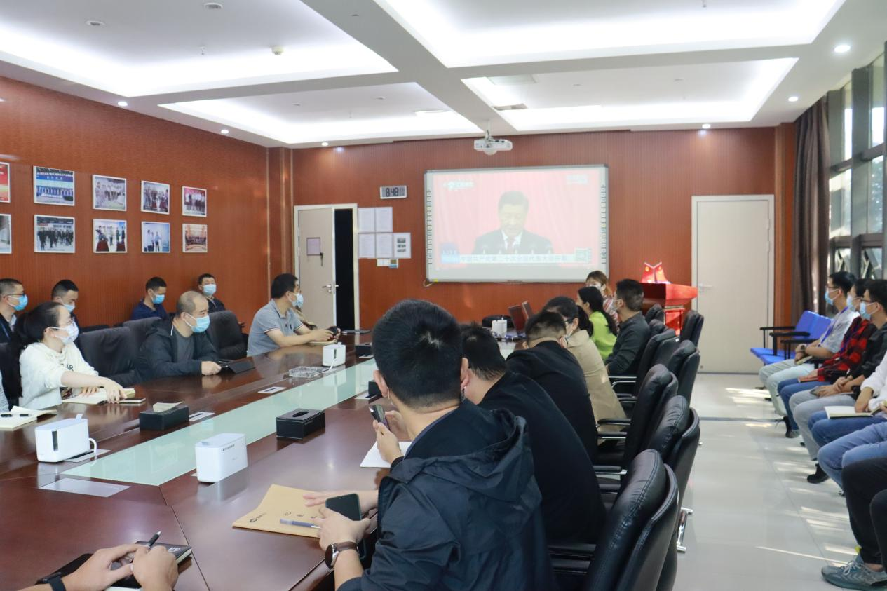 Chi bộ tổ chức xem trực tiếp buổi khai mạc Đại hội đại biểu toàn quốc lần thứ XX của Đảng Cộng sản Trung Quốc